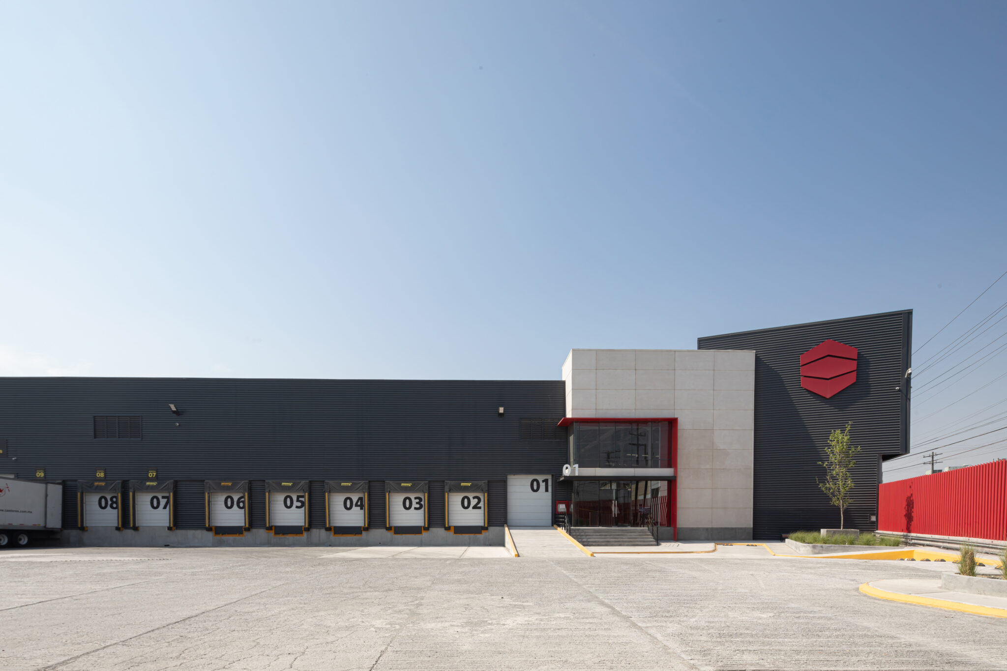 Amplios patios de maniobra.